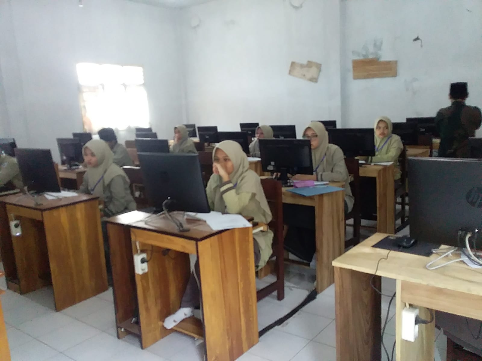 Kegiatan Ujian di SMK Bahrul Ulum Bajulmati